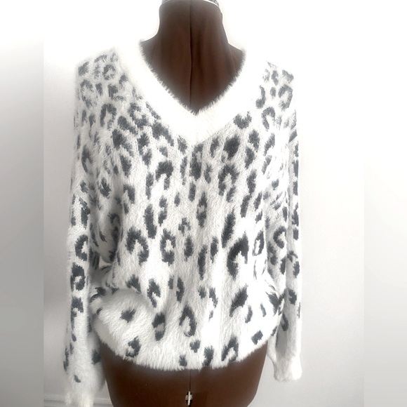 🖤🤍PARKHURST🤍🖤Fuzzy sweater in black and white pattern. Size Medium. New!! - Picture 5 of 9